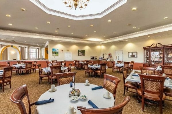 Elison Independent & Assisted Living of Maplewood community dining room
