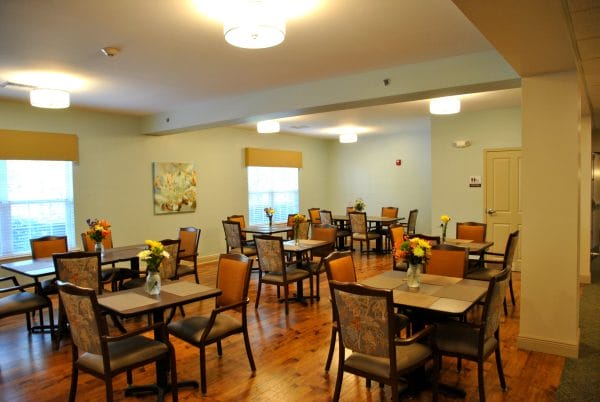 Community dining room in Knollwood Pointe