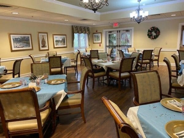 The Gardens of Castle Hills community dining room
