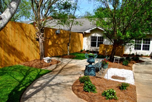 Outdoor courtyard and walking paths at Knollwood Pointe