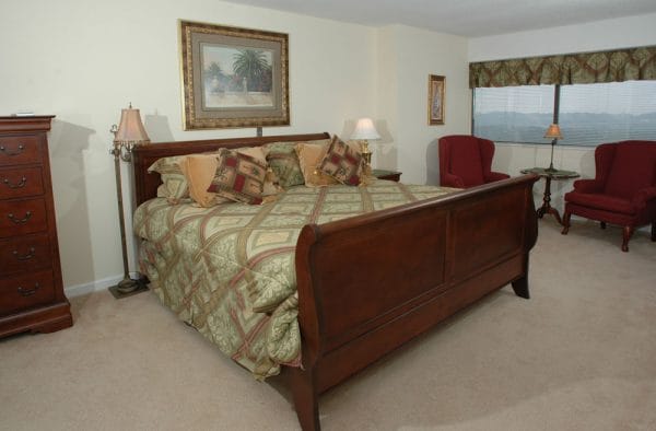 King sized sleigh bed in a apartment at Mount Royal Towers