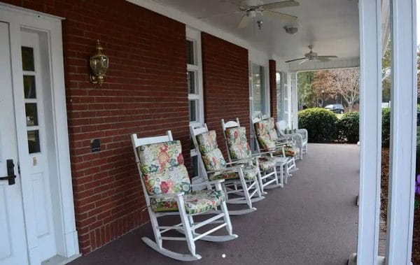 Rocking chairs on the front porch of Morning Pointe of Tuscaloosa