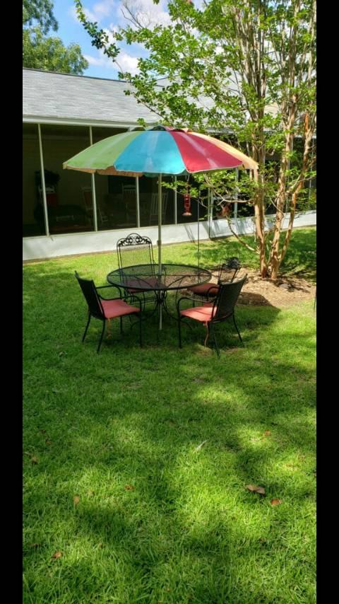 River Oaks West outdoor umbrella table
