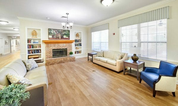Resident living room and common area in Maris Pointe