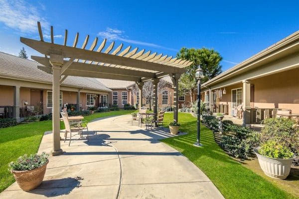 Courtyard at Pacifica Senior Living Bakersfield