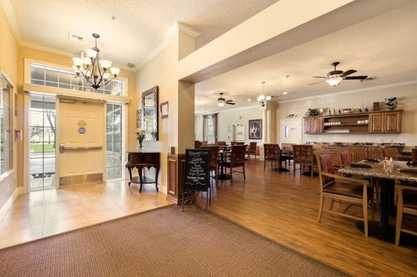 Residental Dining Room at Pacifica Senior Living Bakersfield