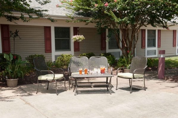 Outdoor seating in the courtyard at Commonwealth Senior Living at Churchland House