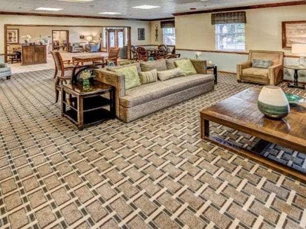 Common living area in Pacifica Senior Living Woodmont