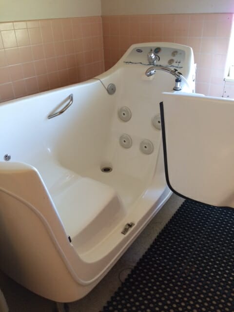 Hydro therapy tub in Grays Harbor