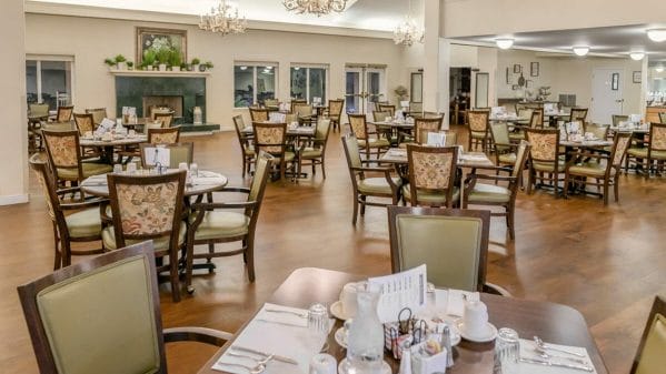 Holiday Cherry Laurel Dining Rm