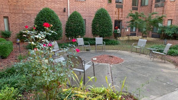 Holiday Forsyth Court Courtyard
