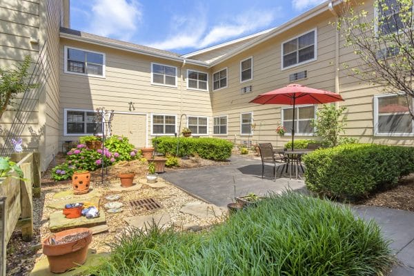 Aberdeen Heights Assisted Living outdoor courtyard with covered tables