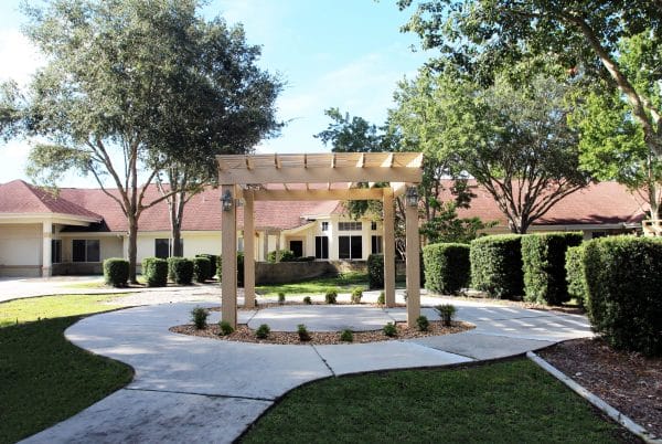 The courtyard at Lady Lake Specialty Care Center with walkways and trellis
