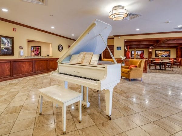 White grand piano in the lobby of Wyndham Lakes