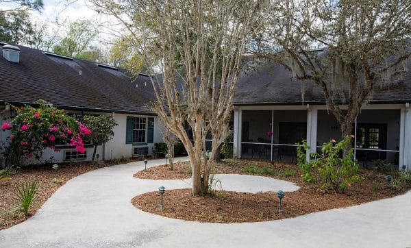 Resident courtyard with shade tree in center at The Club at Lake Wales