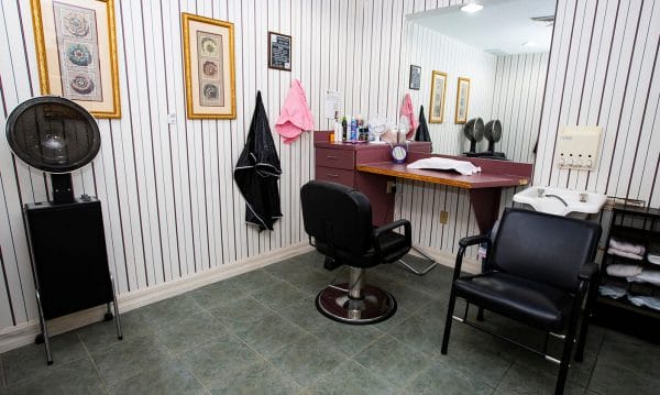 Beauty parlor and barber shop with large mirror at Savannah Court of Maitland