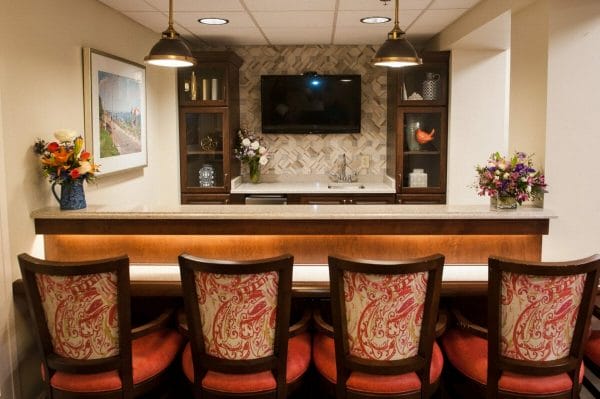 Community bar and lounge area in Commonwealth Senior Living at The Ballentine
