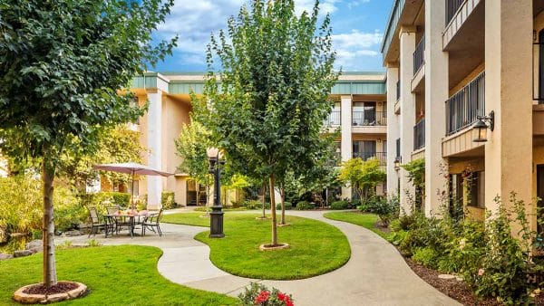 Walking paths and outdoor spaces in Atria Carmichael Oaks