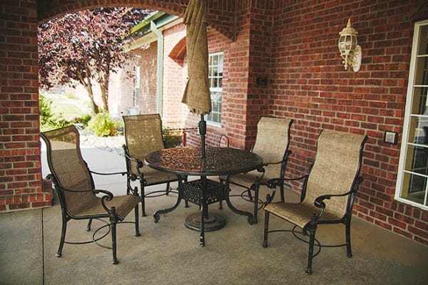 Outdoor patio and seating at Brookdale Absaroka