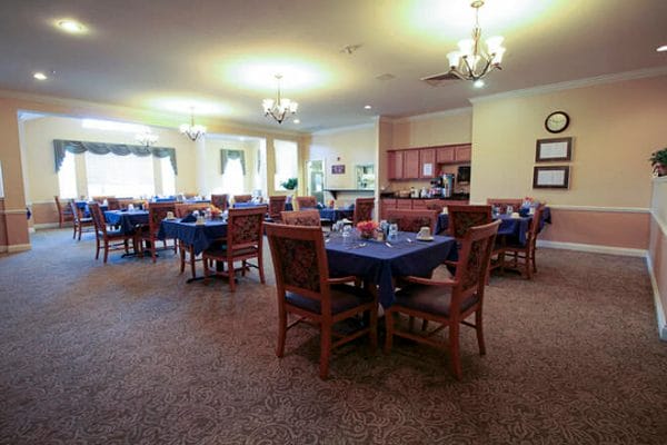 Brookdale Fort Myers Lakes Park community dining room