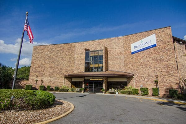 Brookdale Lake Tavares building front and entrance