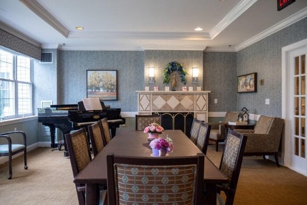 Benchmark Senior Living at Ridgefield Crossings common area and dining table