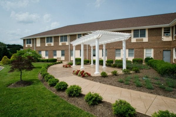 Commonwealth Senior Living at Front Royal Exterior and entry
