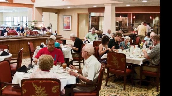Residents dining at Provident Crossings Retirement