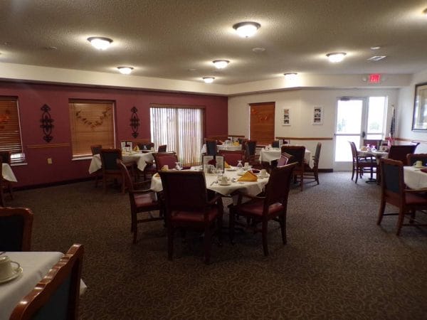 River Oaks of Anoka resident dining room