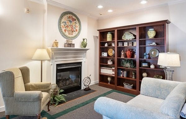 Elmcroft of Hendersonville sitting area and fireplace