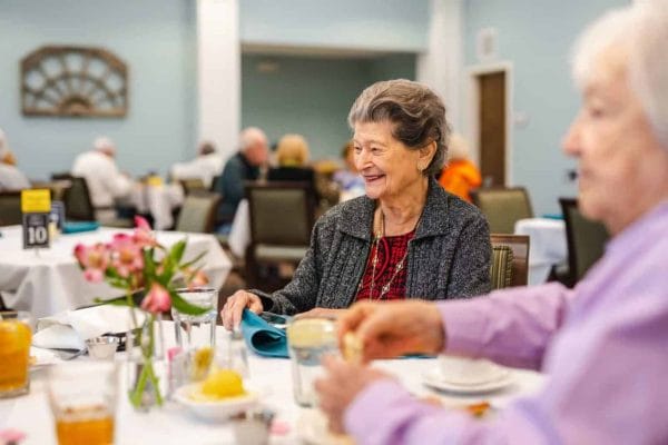 Senior residents dining in the Magnolia Bridge at Murrells Inlet restaurant