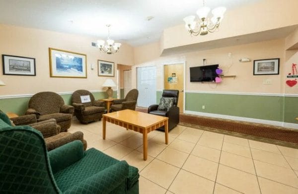 Community living area in Alabama Oaks Assisted Living
